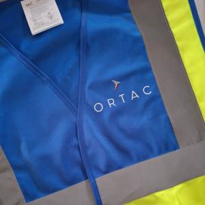 Impression sur gilet de sécurité bicolore royal et jaune fluo au coeur d'un logo d'entreprise