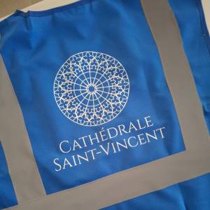 Impression sur gilet de sécurité royal au dos d'un logo d'une association
