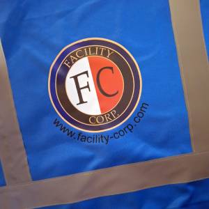 Marquage logo quadri sur gilet de sécurité royal