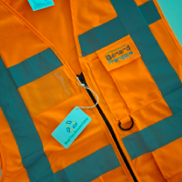 Gilet de sécurité orange fluo avec logo quadrichromie au coeur sur EPI, haute visibilité