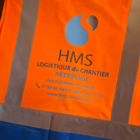 Gilet de sécurité bicolore orange fluo et royal avec impression sur le dos, haute visibilité