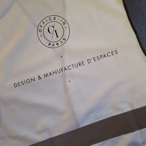 Gilet de sécurité blanc personnalisé pour Office-In Paris, design et manufacture d'espaces