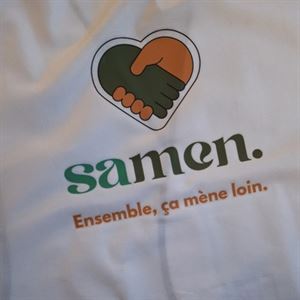 Gilet de sécurité blanc personnalisé avec le logo samen, ensemble ça mène loin
