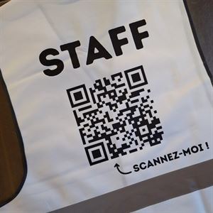 Gilet de sécurité blanc personnalisé STAFF avec un QR code à scanner