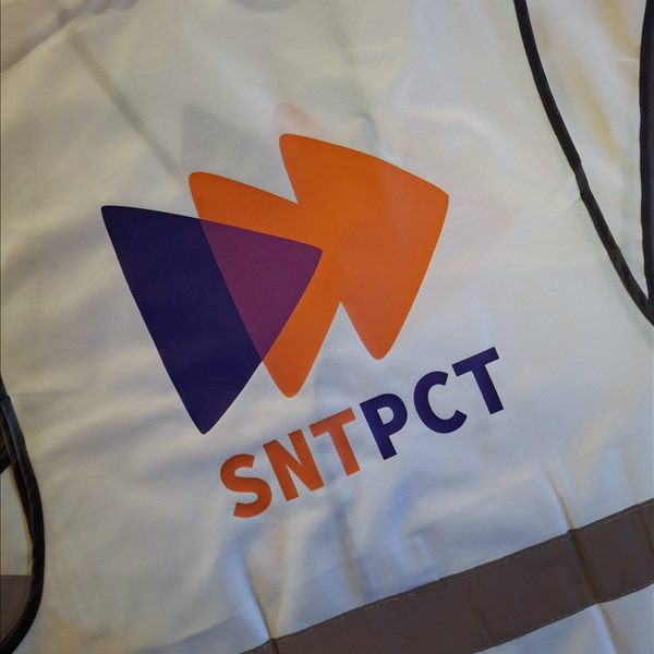 Exemple de logo couleur sur gilet R200 Gilet R200 blanc personnalisé au dos avec un logo en quadrichromie