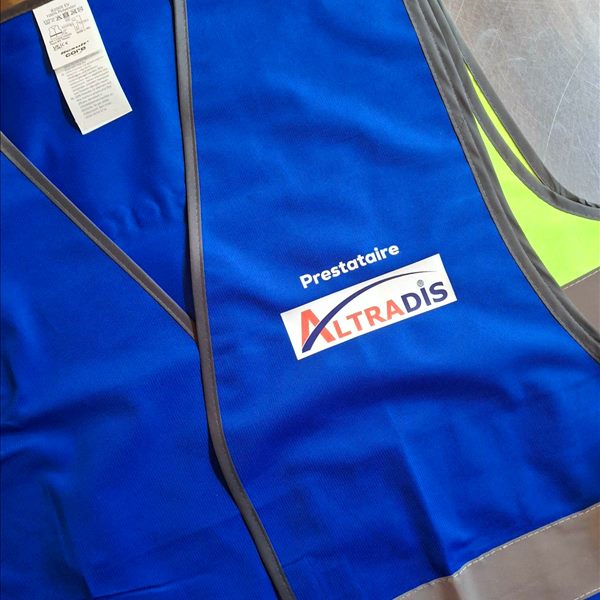 Gilet R200 bleu royal personnalisé au cœur avec le logo Altradis et la mention Prestataire