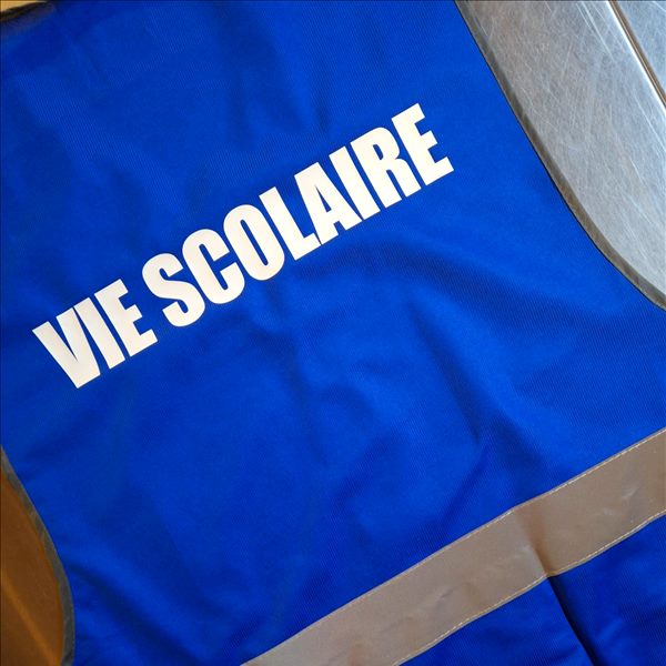 Exemple de texte au dos sur gilet R200 Gilet R200 bleu royal personnalisé au dos avec le texte VIE SCOLAIRE