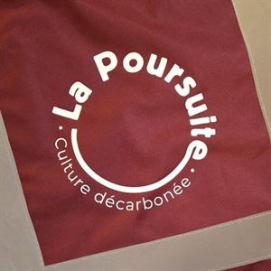 Gilet de sécurité bordeaux personnalisé avec le logo La Poursuite, culture décarbonée