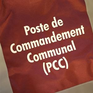 Gilet de sécurité bordeaux personnalisé pour un Poste de Commandement Communal (PCC), marquage blanc au dos