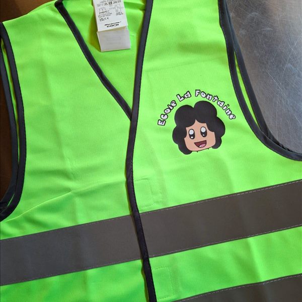 Gilet enfant vert lime personnalisé pour une école Gilet enfant R200 vert lime personnalisé avec le logo de l'École La Fontaine au cœur