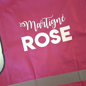 Gilet de sécurité framboise personnalisé pour Martigné Rose, événement Octobre Rose