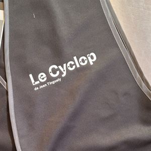 Gilet de sécurité noir personnalisé pour Le Cyclop de Jean Tinguely