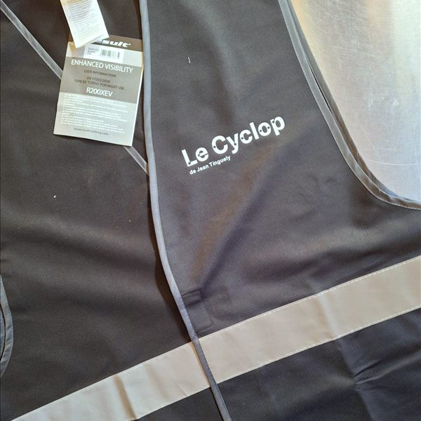 Exemple de logo blanc sur gilet R200 Gilet R200 noir personnalisé avec un logo blanc au cœur