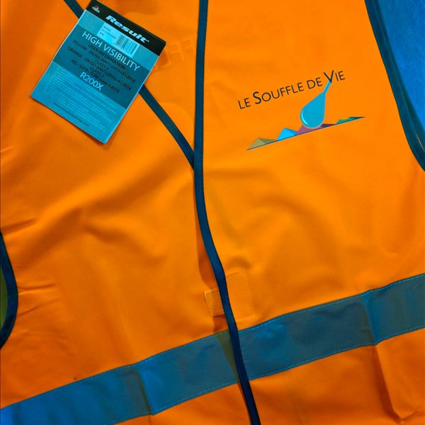 Gilet de sécurité R200 orange fluo personnalisé avec le logo couleur de l'association Le Souffle de Vie imprimé au cœur