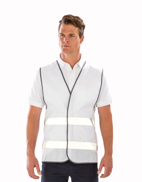 Homme portant un gilet R200 blanc à 2 bandes réfléchissantes grises et fermeture velcro, support idéal pour un logo en couleur