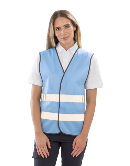 Femme portant un gilet R200 bleu ciel à 2 bandes réfléchissantes et fermeture velcro