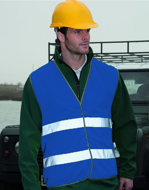 Homme portant un casque de chantier et un gilet R200 bleu royal à 2 bandes réfléchissantes par-dessus une veste de travail