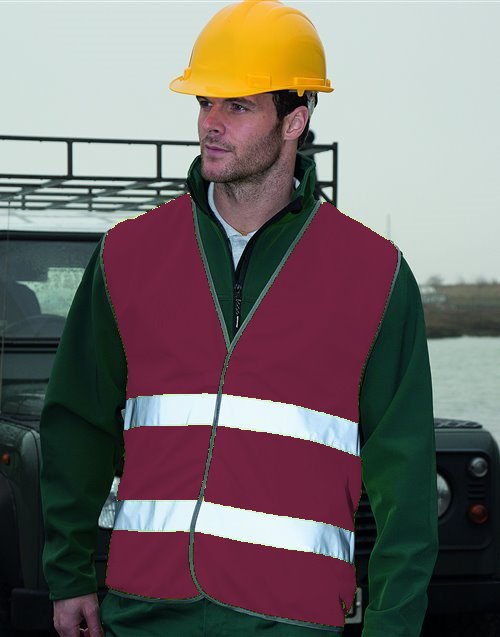 Homme portant un casque de chantier et un gilet R200 bordeaux à 2 bandes réfléchissantes par-dessus une veste de travail