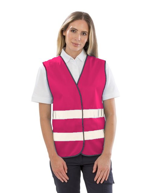 Gilet R200 framboise personnalisable dès 1 pièce Femme portant un gilet R200 framboise à 2 bandes réfléchissantes et fermeture velcro par-dessus un polo blanc