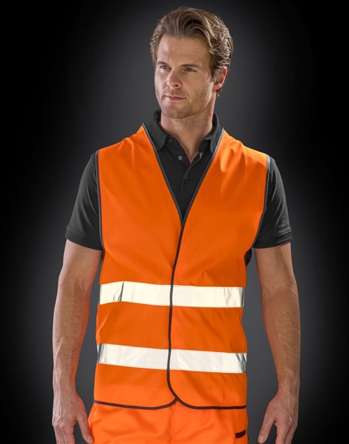 Homme portant un gilet de sécurité R200 Result orange fluo à 2 bandes réfléchissantes et fermeture velcro
