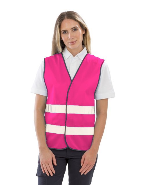 Femme portant un gilet R200 rose à 2 bandes réfléchissantes et fermeture velcro par-dessus un polo blanc