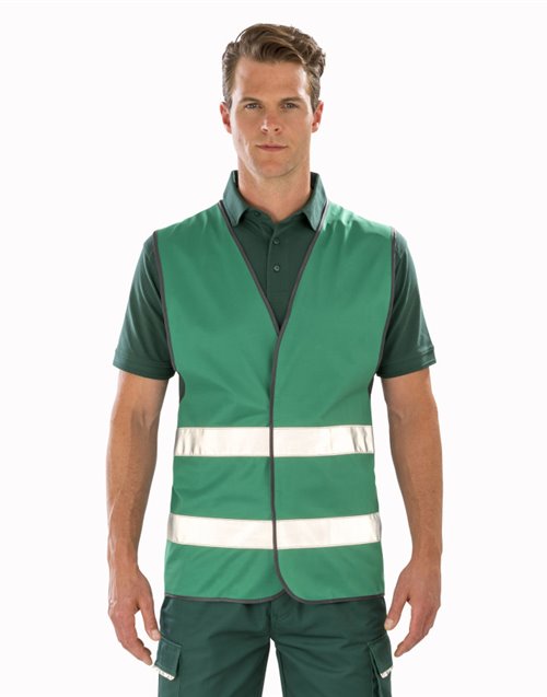 Homme portant un gilet R200 vert foncé à 2 bandes réfléchissantes et fermeture velcro
