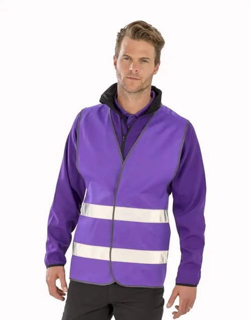 Gilet R200 violet personnalisable dès 1 pièce Homme portant un gilet R200 violet à 2 bandes réfléchissantes et fermeture velcro par-dessus une veste