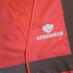 Gilet de sécurité rose fluo personnalisé pour l'association Au Bonheur