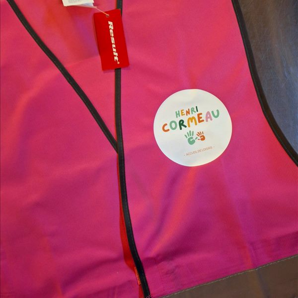 Gilet R200 rose personnalisé avec le logo couleur de l'accueil de loisirs Henri Cormeau au cœur
