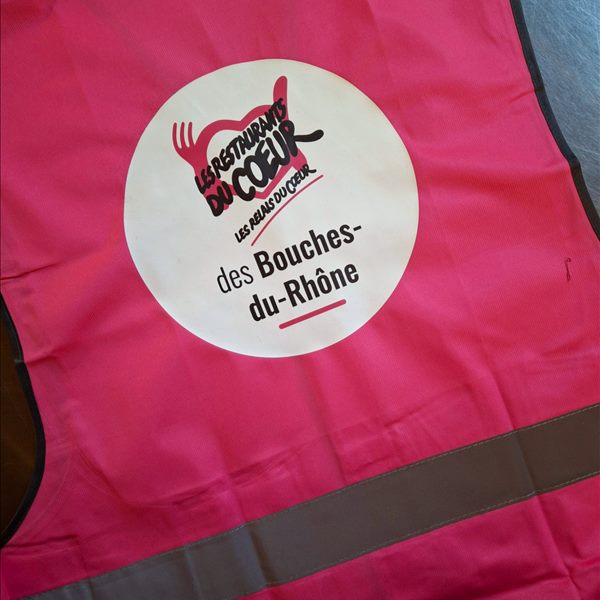 Exemple de marquage au dos sur gilet R200 Gilet R200 rose personnalisé au dos avec le logo des Restaurants du Cœur