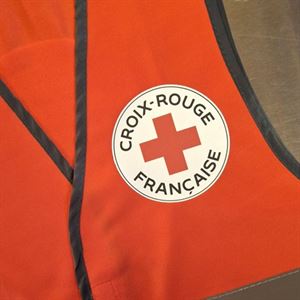 Gilet de sécurité rouge personnalisé avec le logo de la Croix-Rouge française imprimé au cœur