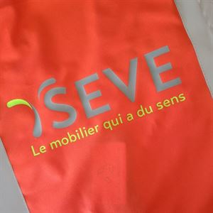 Gilet de sécurité rouge personnalisé avec le logo SEVE imprimé sur le dos