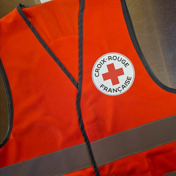 Exemple de marquage au cœur sur gilet R200 Gilet R200 rouge personnalisé avec le logo de la Croix-Rouge française au cœur