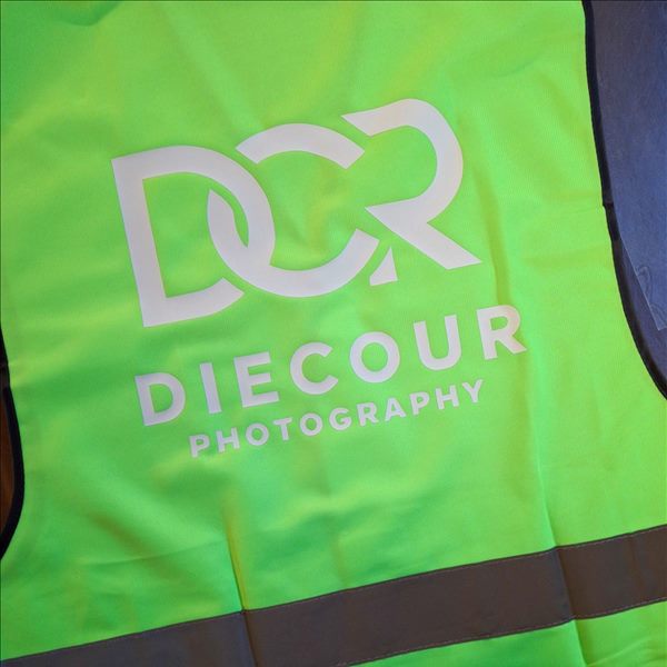 Exemple de logo blanc au dos sur gilet R200 Gilet R200 vert lime personnalisé au dos avec un logo blanc
