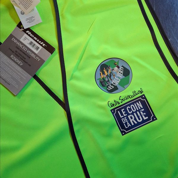 Gilet R200 vert lime personnalisé pour un centre socioculturel Gilet R200 vert lime personnalisé au cœur avec les logos des Cols Verts et du centre socioculturel Le Coin de la Rue