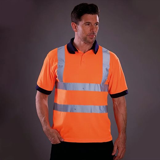 Polo haute visibilité orange fluo personnalisable dès 1 pièce — fabrication France Polo haute visibilité orange fluo HVJ210 à col et poignets bleu marine, 4 bandes réfléchissantes 3M