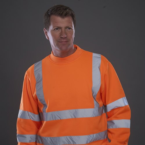 Sweat de travail haute visibilité orange fluo HVJ510 Yoko personnalisable porté — 4 bandes réfléchissantes 3M, certifié EN ISO 20471 classe 3 et GO/RT 3279