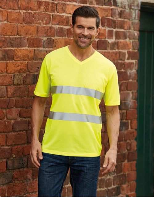 Homme portant un tee-shirt col V haute visibilité jaune fluo HVJ910 à 2 bandes réfléchissantes