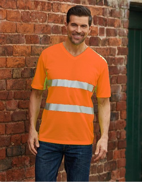 Homme portant un tee-shirt col V haute visibilité orange fluo HVJ910 à 2 bandes réfléchissantes