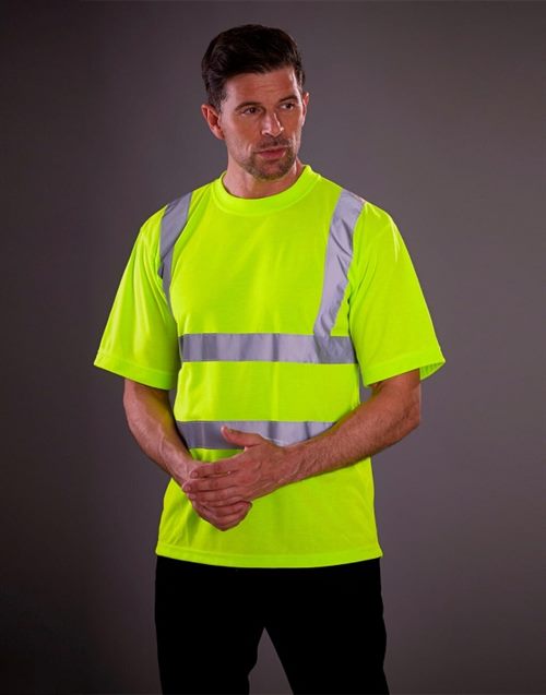 Homme portant un tee-shirt haute visibilité jaune fluo HVJ410 à 4 bandes réfléchissantes