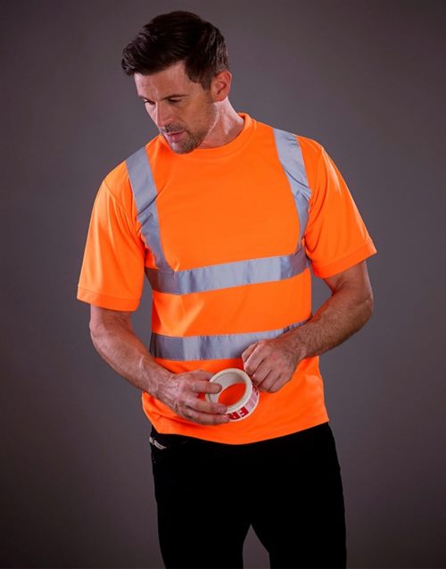 Homme portant un tee-shirt haute visibilité orange fluo HVJ410 à 4 bandes réfléchissantes